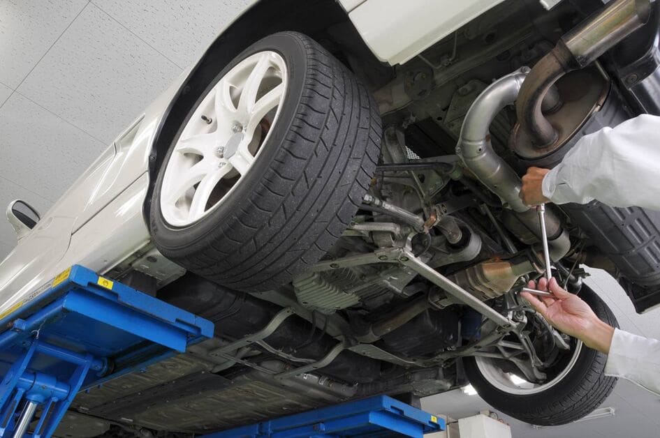 自動車を整備しているイメージ