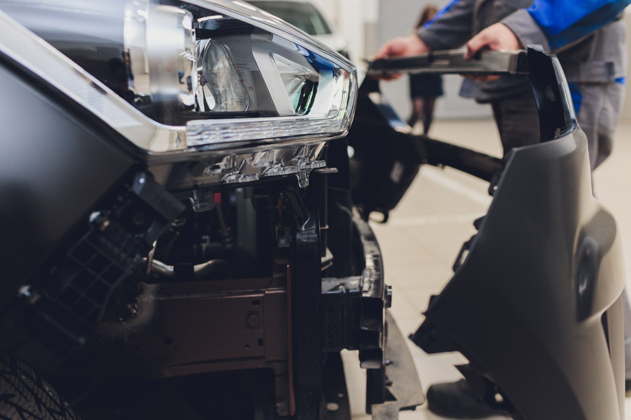 自動車を整備しているイメージ