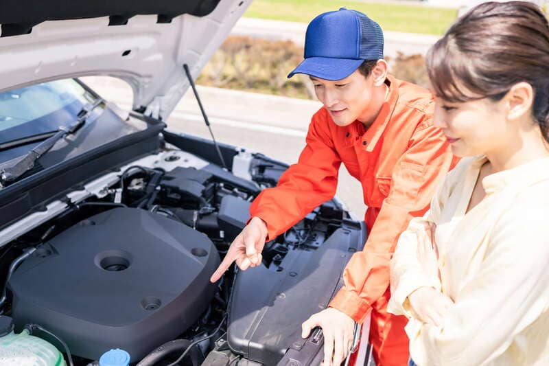 自動車整備について説明をするスタッフ