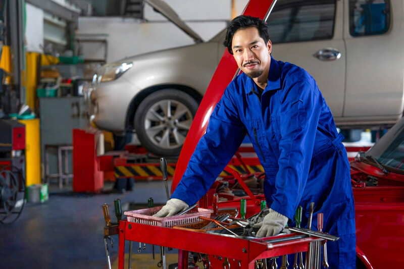 自動車整備をするスタッフ